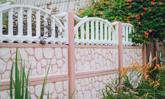 Jak pomalować ogrodzenie z płyty betonowej?